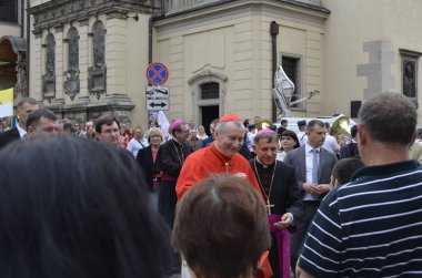 Lviiv, Ukrayna-Haziran 18.2016 Kardinal Pietro Parolin Kardinal Pietro Parolin Lviv Ukrayna şehir 2016, dışarı alır ve 18 Haziran St.Yura Katedrali yakınındaki hayranlarını selamlıyor