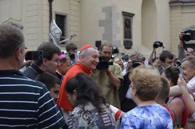 Lviiv, Ukrayna-Haziran 18.2016 Kardinal Pietro Parolin Kardinal Pietro Parolin Lviv Ukrayna şehir 2016, dışarı alır ve 18 Haziran St.Yura Katedrali yakınındaki hayranlarını selamlıyor