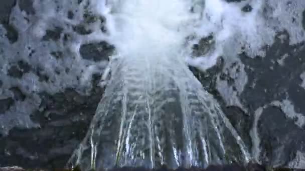 Il flusso di acqua che fuoriesce dal tubo nell'acqua — Video Stock