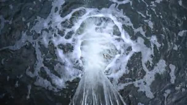 Tok vody vylití z kanálu ve vodě — Stock video