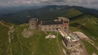 mount Pip Ivan Karpat Dağları, Ukrayna üzerinde eski terk edilmiş Gözlemevi