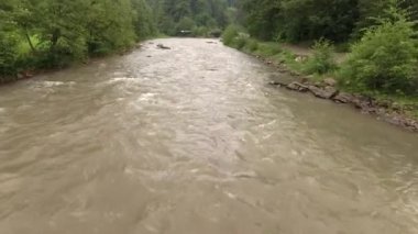 Dağlarda açık hızlı akış