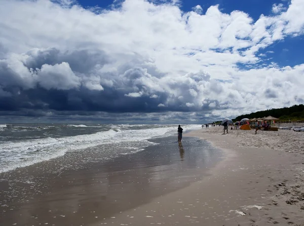 Praia arenosa e céu nublado em Jurata mar lado resort — Fotografia de Stock