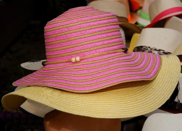 Sombreros de ladys como tela para la cabeza — Foto de Stock