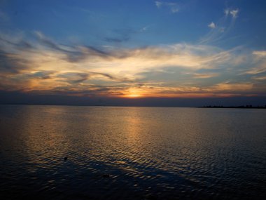 Deniz kenarındaki görkemli günbatımı