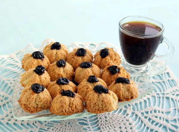 Saborosos bolos de macaroon com cereja — Fotografia de Stock