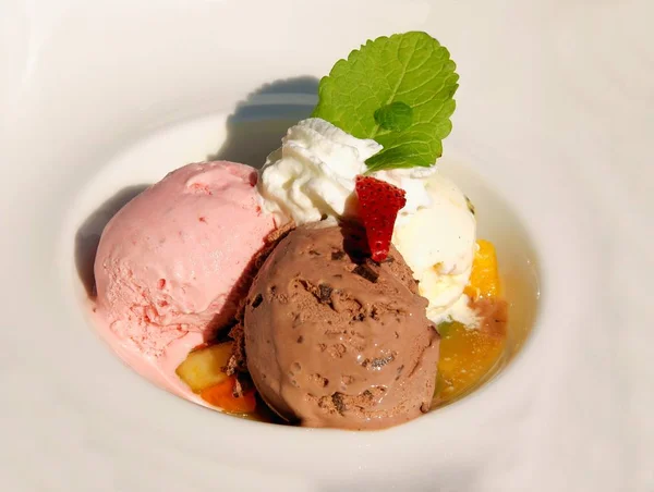 Eis als süßes, leckeres kaltes Dessert — Stockfoto