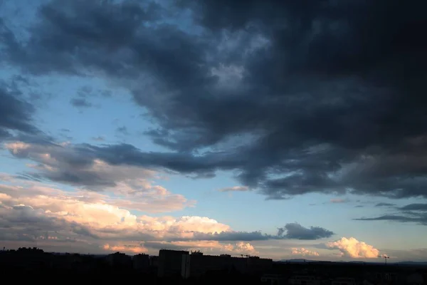 Сценическое небо с облаками — стоковое фото