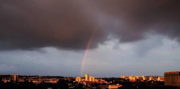 Bunter Regenbogen über der Stadt — Stockfoto