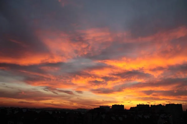 Cielo Ardiente Con Nubes Multicolores — Foto de Stock