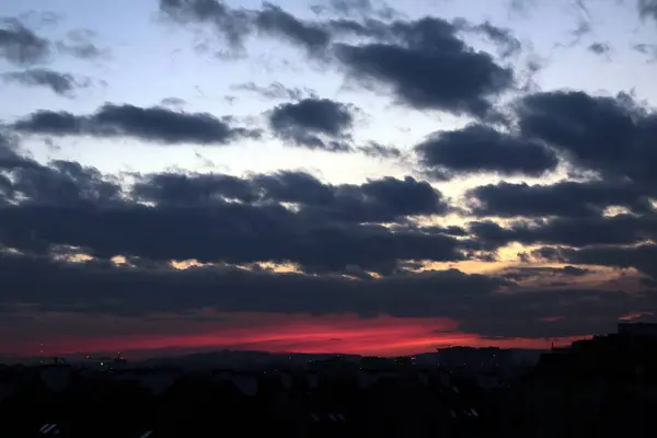 Pilvinen Monivärinen Taivas Auringonlaskun Aikaan — kuvapankkivalokuva