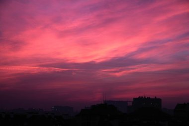 pembe ve kırmızı afterglow üzerinde sky 