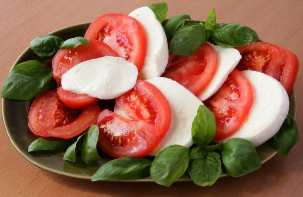 Pomidory Ser Ziół Basil Jako Smaczny Posiłek — Zdjęcie stockowe