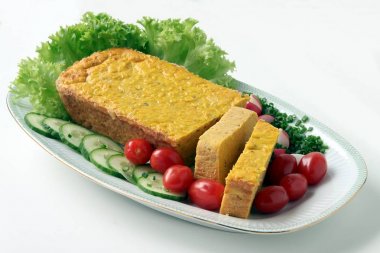 lezzetli yemek olarak yumurta ve çeşniler ile pişmiş mercimek