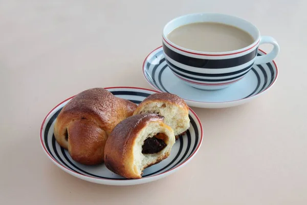 Söta Bullar Med Sylt Och Kaffe Till Frukost — Stockfoto