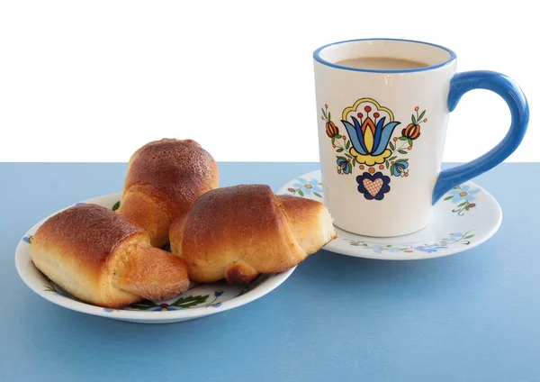 ジャムとコーヒーの朝食の菓子パン — ストック写真