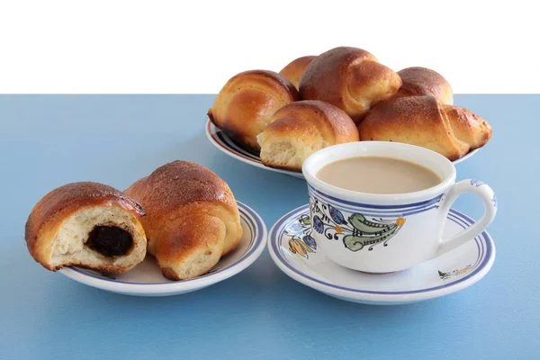 Söta Bullar Med Sylt Och Kaffe Till Frukost — Stockfoto