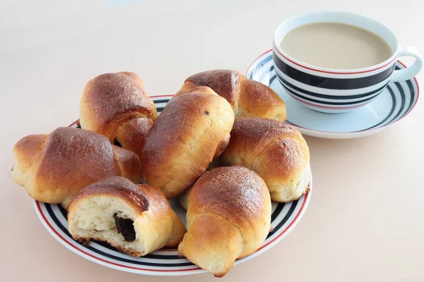 Süße Brötchen Mit Marmelade Und Kaffee Zum Frühstück — Stockfoto