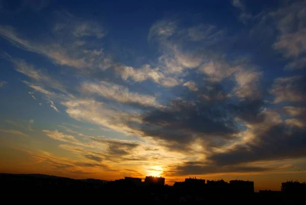 Bewölkter Farbenfroher Himmel Bei Sonnenuntergang Als Landschaft — Stockfoto