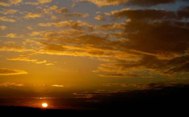 Çok renkli parlak fenomen gün batımı çok güzel bir manzara