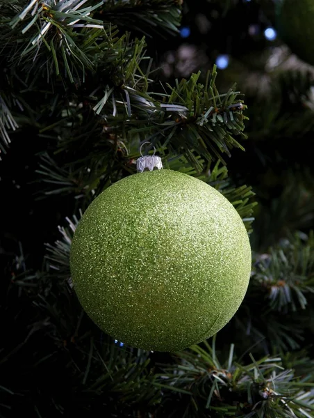 Geschmückter Weihnachtsbaum Mit Leuchtenden Ornamenten — Stockfoto