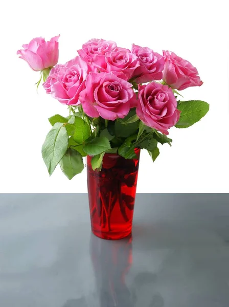 ガラスの花瓶のピンクのバラのポジが閉じて — ストック写真
