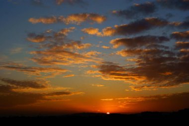 Renkli gökyüzü ve günbatımının resimsel görüntüsü 