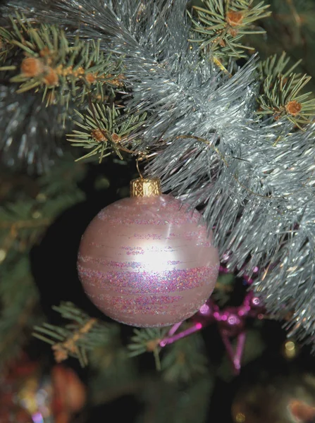 Parlak Süslemeler Toplarla Süslenmiş Noel Ağacı — Stok fotoğraf