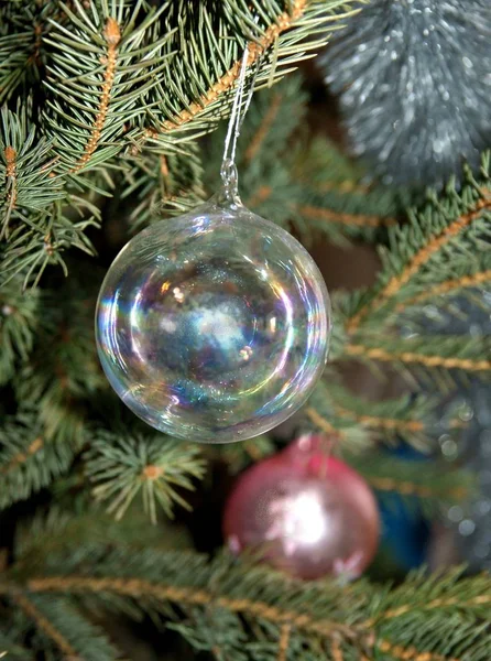 Geschmückter Weihnachtsbaum Mit Leuchtenden Ornamenten Und Kugeln — Stockfoto