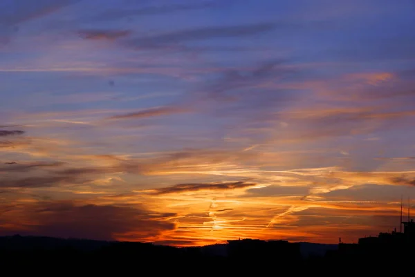 Vielfarbiger Himmel Mit Wolken Bei Sonnenuntergang — Stockfoto