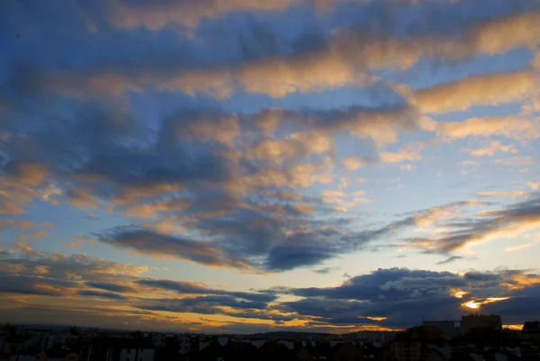 Разноцветное Небо Облаками Закате — стоковое фото