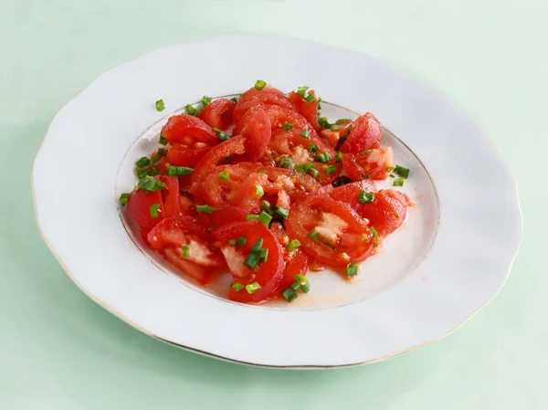 Tomaten Mit Grünen Zwiebelblättern Als Schmackhafter Salat — Stockfoto