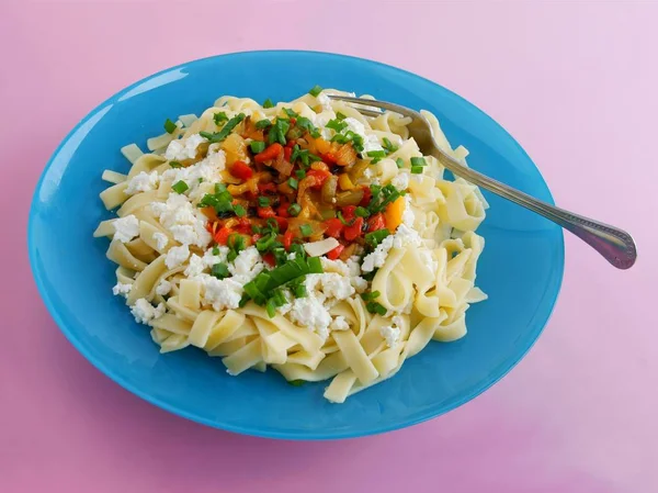 Öğle Yemeğinde Süzme Peynirli Sebzeli Makarna — Stok fotoğraf