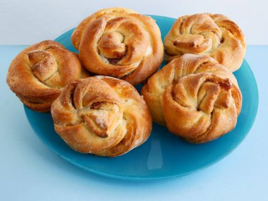 Kahvaltıda reçelli lezzetli börekler.