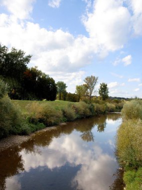 Wisloka nehri manzarası ve bulutlu gökyüzü