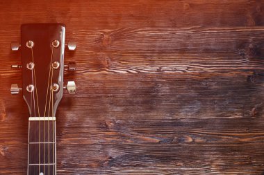 Ahşap arka plan üzerinde siyah akustik gitar