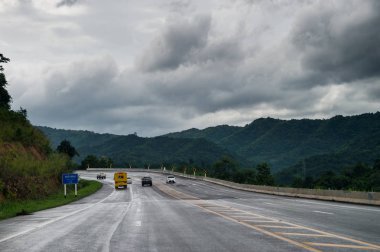 dağ bulutlar gökyüzü ile yolda