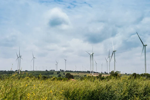 Turbiny wiatrowej wyróżnia wśród krajobrazu gospodarstwa — Zdjęcie stockowe