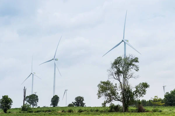 Turbiny wiatrowej wyróżnia wśród krajobrazu gospodarstwa — Zdjęcie stockowe
