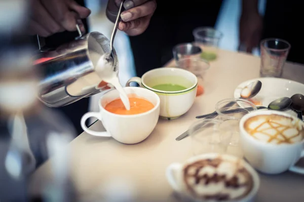 Trener kawy wykonane gorące latte art — Zdjęcie stockowe