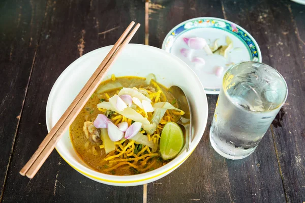 Comida de macarrão Khao Soi de estilo tailandês do Norte — Fotografia de Stock