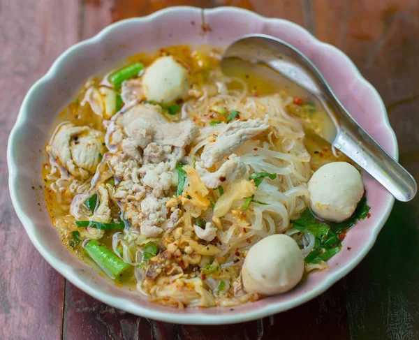 Tom Yum Şehriye Ahşap Arka Plan Asya Gıda Tayland — Stok fotoğraf