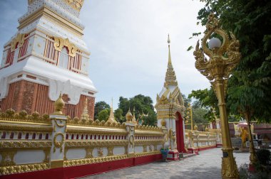 Phra Tapınağı Laotian o Phanom Pagoda tarzı Chedi, Nakhon Phanom, Tayland.
