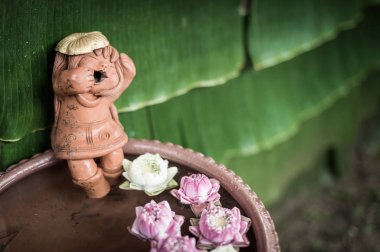 tatlı bebek heykel havuzlu