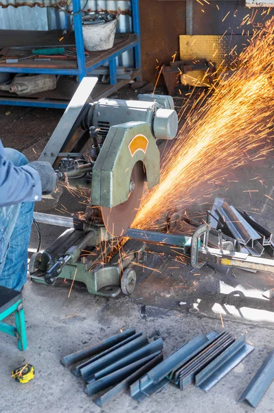 Arbeiter Schneiden Stahl Der Werkstatt — Stockfoto