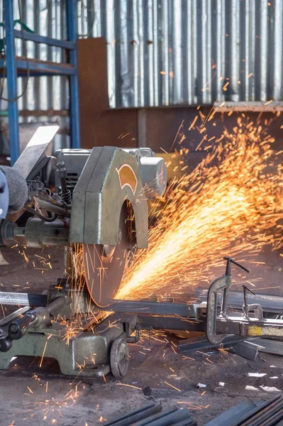 Worker Cutting Steel Workshop — Stock Photo, Image