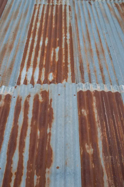 锌屋面板的垃圾背景 — 图库照片