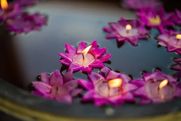 Водяной Бассейн Стиль Цветы Свечи Религия Буддизма Культуры — стоковое фото