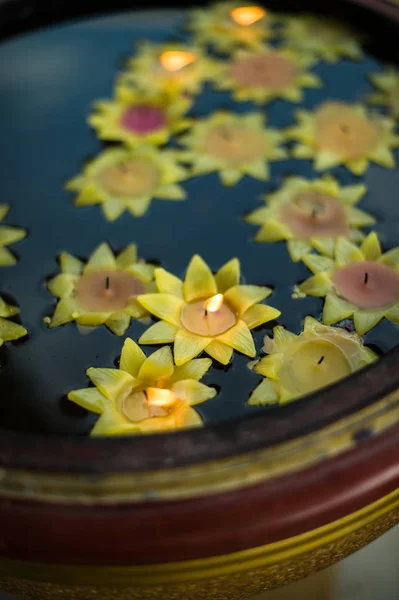 Estilo Bacia Água Vela Flores Cultura Budismo Religião — Fotografia de Stock