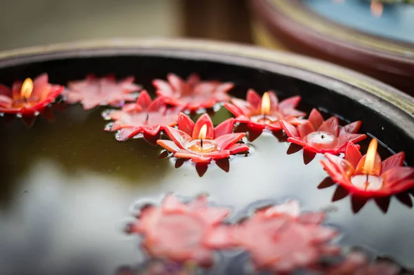 Водяной Бассейн Стиль Цветы Свечи Религия Буддизма Культуры — стоковое фото